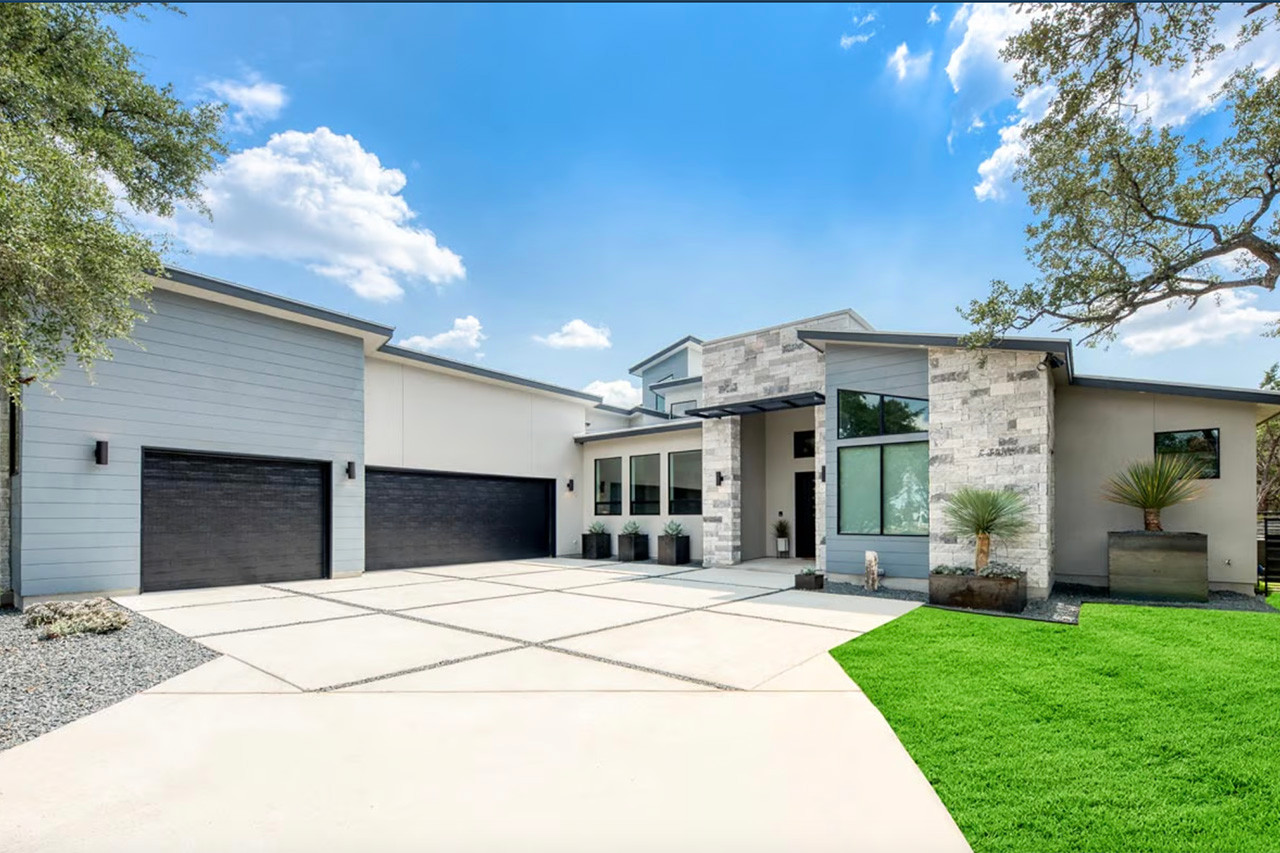 Plan 623577DJ: Modern House Plan with Split Bedrooms and Outdoor Kitchen, image size:1280x853