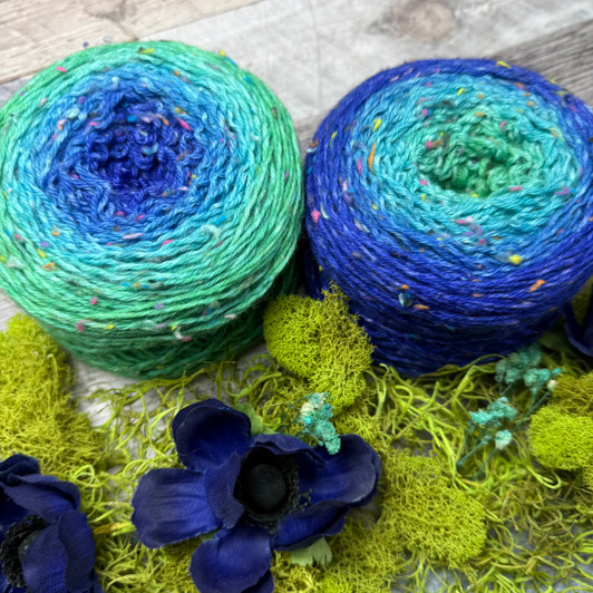 These fun Blossom gradient cakes are full of rainbow-nepps that really pop over the emerald to blue-violet!