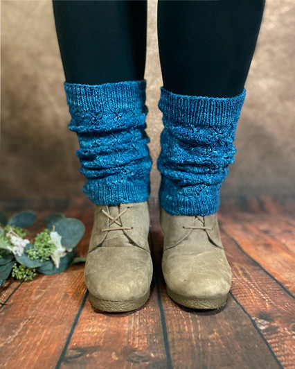 A creeping vine lace pattern seemed the perfect stitch for these Fe Fi Creeping Vine legwarmers for Wonderland Yarns latest deSTITCHnation locale — the beanstalk from “Jack and the Beanstalk!”