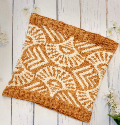 gold and white colorwork cowl feature two different art deco motifs, both evoking the
glamour of the Jazz Age.