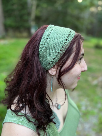 Using a Wonderland Yarns Blossom gradient cake that morphs in color this simple head wrap creates a stylish accessory! One cake will yield 2 to 3, each a different color. With extra length for tying, it can be worn many different ways.