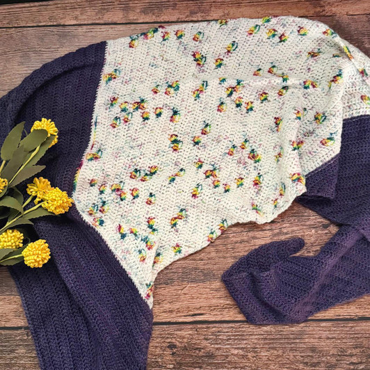 Stellifera (Latin for “star-bearing”) uses the magic of assigned pooling together with the star stitch and a sweeping asymmetrical shape to capture the look of a dark night sky lit by the star-bearing Milky Way galaxy.