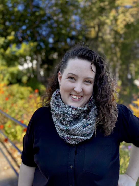 Inspired by the magic of fall foliage, this big, squishy cowl turns each burst of color into a moment of surprise. Choose your favorite from four stitch options to showcase the bursts — and watch autumn unfold, one section at a time.