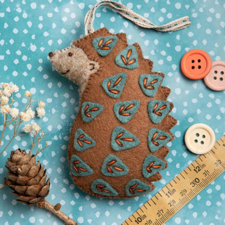 This kit will delight all those who love Autumn and wildlife. This adorable little Hedgehog will snuffle its way into your heart and home and will look lovely as part of a seasonal décor with leaves and berries from the garden or woods.