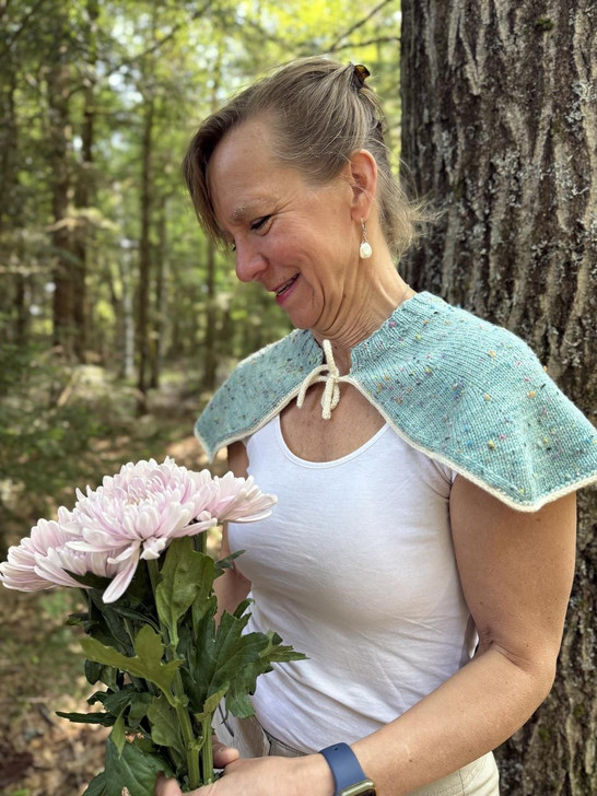 Inspired by Grandma Georgina’s knitted garment in Willy Wonka & the Chocolate Factory, this sweet little capelet adds a touch of old-fashioned charm to any outfit.