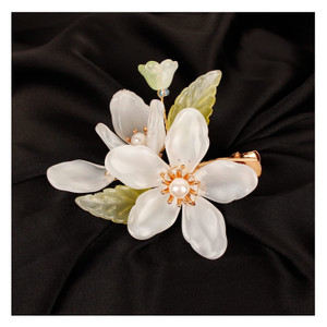 Elegant White Flower Hair Clips for Women Decorative Hair Barrettes with the Appearance of White Magnolia Flower Hair Barrettes Small for Prom and We