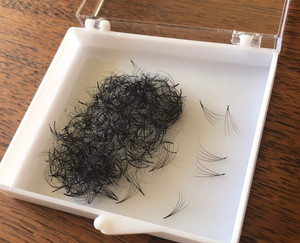 4D PREMADE (HAND MADE) FAN LASHES (500 FANS/TRAY) FOR EYELASH EXTENSION, C CURL AND D CURL, 0.07 THICKNESS, LENGTH FROM 10MM-15MM (12mm4D)