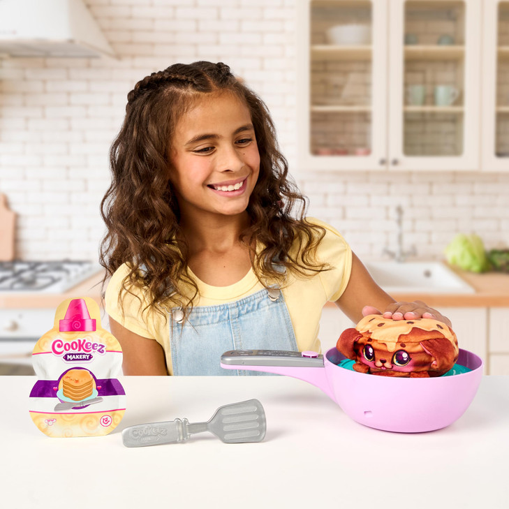 Cookeez Makery Pancake Treatz. Mix & Flip a Plush Best Friend! Place Your Pancake Mix on The Pan and Be Amazed When A Scented, Interactive Plush Frie