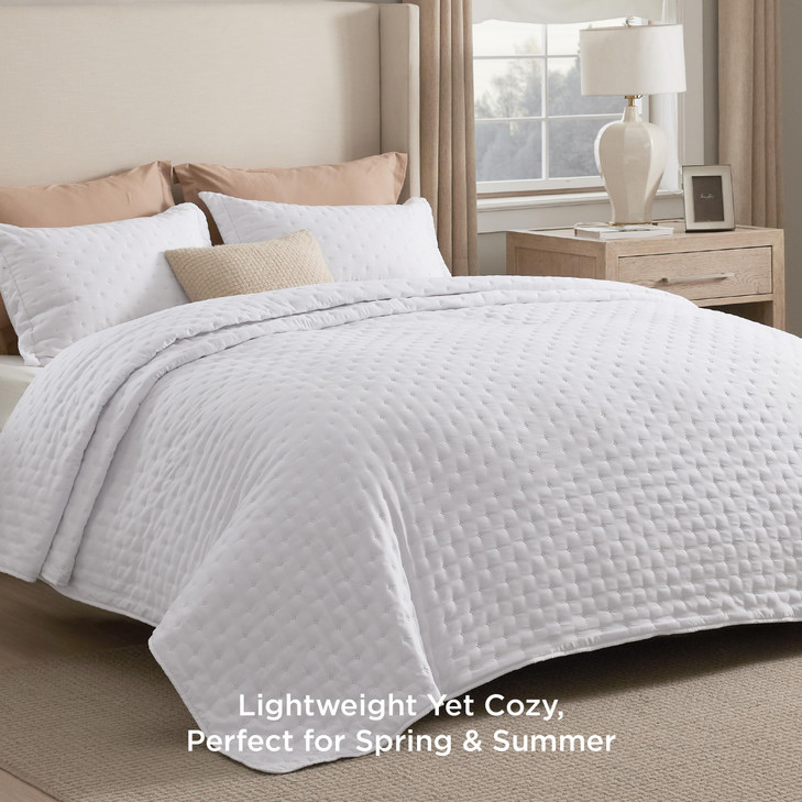Bedsure Quilts Queen Size - Bright White Bedspread Queen Size & Lightweight Comforter, Modern Coverlet with Clover Pattern, Ultra Soft All-Season Bed