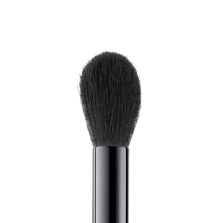 e.l.f. Highlighter Brush, Soft, Tapered Makeup Brush To Highlight & Strobe, Gives Skin An Illuminating Glow, Vegan & Cruelty-Free