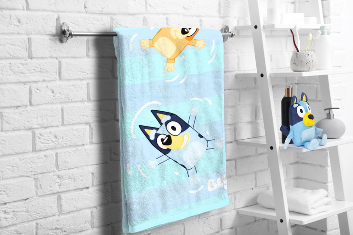 Jay Franco Bluey & Bingo Bath Towel & Bath Buddy Set - Kids Bathtub Accessories - Includes 25 x 50 Inch Microfiber Towel & 13 Inch Bluey Water Play B