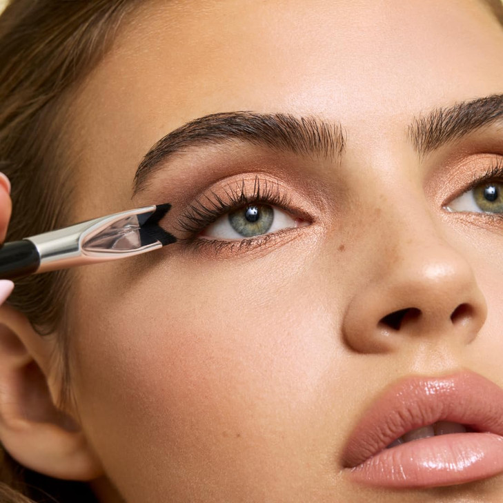 The Corner Brush Eye Stamper | Smokey eye & eyeliner brush, dual-ended, angled and precise, soft vegan bristles, Woosh Beauty