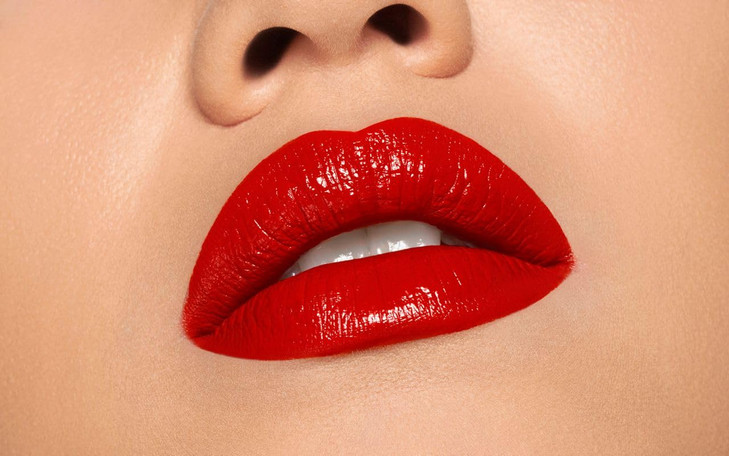 PUPA Milano Vamp Extreme Colour Lipstick With Plumping Treatment For Fuller Defined Lips Adds Incredible Deep Color To L