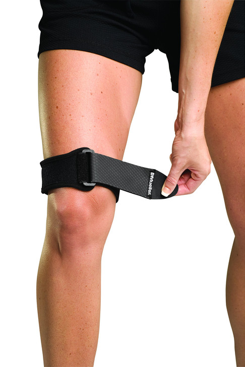 MUELLER Sports Medicine ITB Strap, Knee Pain Relief Support for Men and Women, Ideal for IT Band Issues, Black, One Size