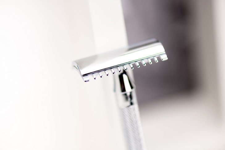 MERKUR 15C Double Edge Safety Razor in Bright Chrome with an Open Comb Design, Standard Handle, Made in Germany, Plastic-Free, Three-Piece Design, an