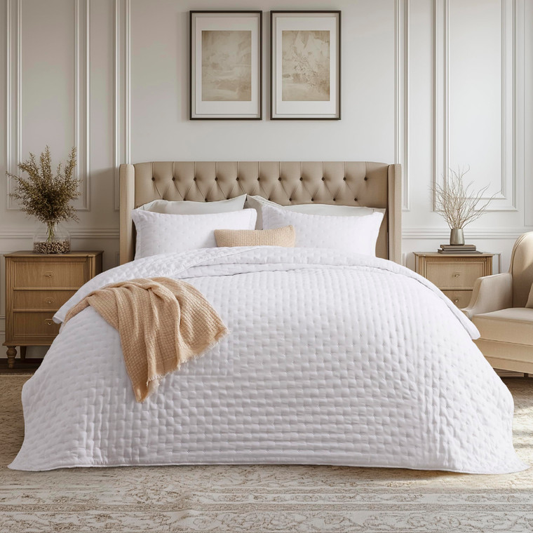 Bedsure Quilts Queen Size - Bright White Bedspread Queen Size & Lightweight Comforter, Modern Coverlet with Clover Pattern, Ultra Soft All-Season Bed