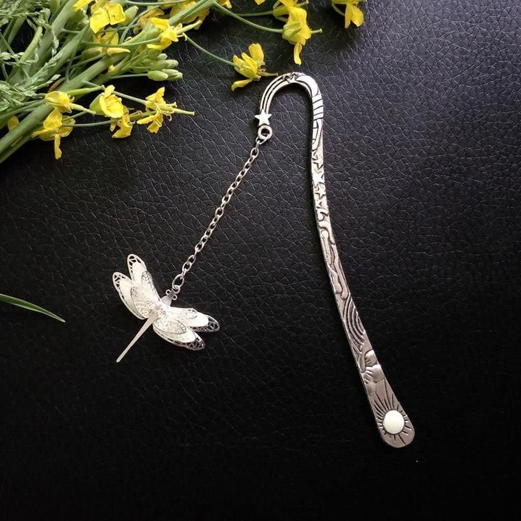Silver Glow in The Dark Feather Metal Bookmark, Luminous Retro Feather Bookmark Glow in The Dark, Ideal Gift for Reader, Teachers, Adults,Book Covers