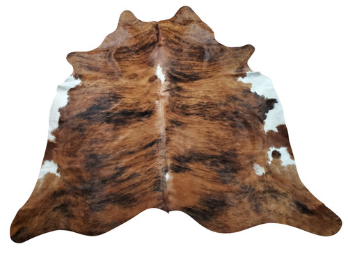 These tapis peau de vache are not any ordinary ones, hand picked for exotic patterns these cowhide rugs are finished for all decor.
