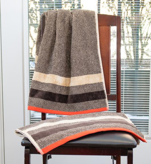 TAUPE TWEED UNDERTONE WITH A RICH BORDER OF BEIGE, BROWN AND RUSTIC COLOR.