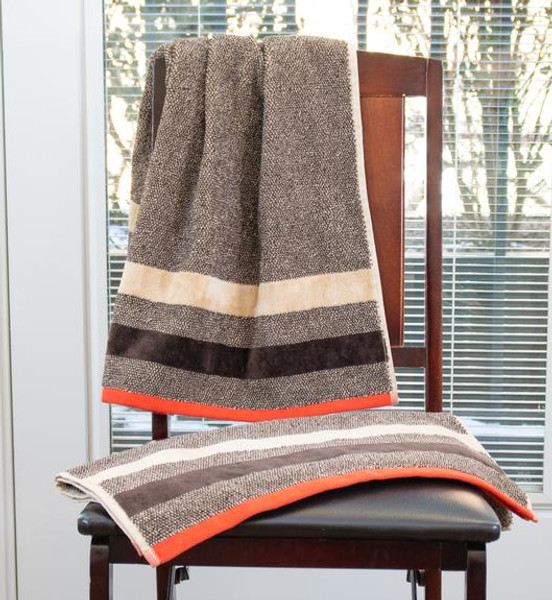 TAUPE TWEED UNDERTONE WITH A RICH BORDER OF BEIGE, BROWN AND RUSTIC COLOR.