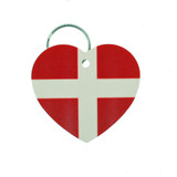 Heart-shaped wooden key ring featuring the red and white Denmark flag with a metal ring.