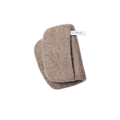 Natural wool potholder by Aveva Design AB with two hand pockets, viewed from a slight angle.