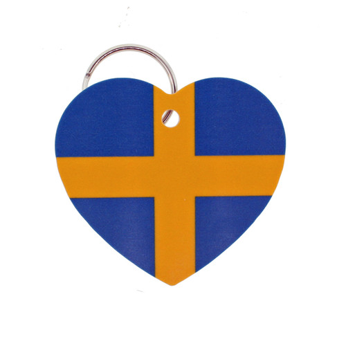 Heart-shaped wooden key ring featuring the blue and yellow Swedish flag, with a silver metal ring.