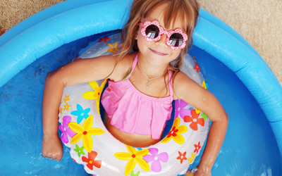 How to Protect Your Eyes While Sunning and Swimming