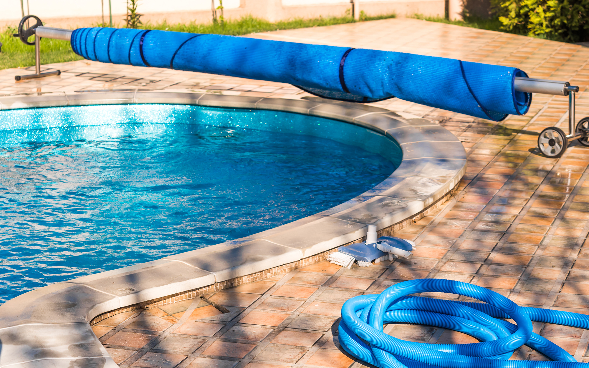 6 Excellent Reasons to Use a Solar Swimming Pool Cover - Pool Central