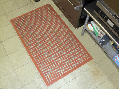 Durable 421S35RD Workstation Edge Anti-Fatigue Mat, 3 Feet By 5 Feet By .5 Inch Thick, Red