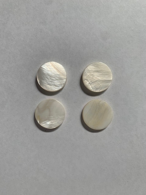 Brown mussel shell dots 15.3mm diameter 2.7mm thickness polished both sides are round flat shell pcs cut to precise diameter and thickness. Ideal for use in inlay applications - for fretboard markers and general inlay or jewellery decorations. All pcs are A grade.<br />