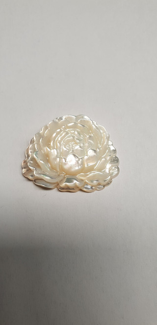 White MOP cabochon flower 26.5mm width  x 32mm length x 7mm thickness. Best grade W, MOP carving high quality precision work. Suitable for jewellery and other decorative applications. A grade.
