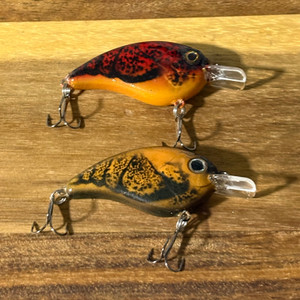 Pair of shallow diving crankbaits (Craw Pattern)