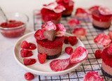 Gâteaux au fromage, chocolat noir et framboises