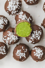 Boules d’énergie Matcha, Noix de coco & Chocolat