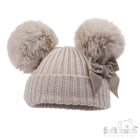 A soft ribbed knit baby hat , featuring a snug turnover cuff for extra warmth and comfort. Designed with two fluffy pom poms and finished with an elegant velvet bow for a stylish touch. Suitable for newborns up to 12 months.
Composition: Hat – 100% acrylic, Pom poms – 100% polyester, Bow – 100% nylon.
Pack: 1 piece with hook & hang tag label, 6 pieces per polybag.