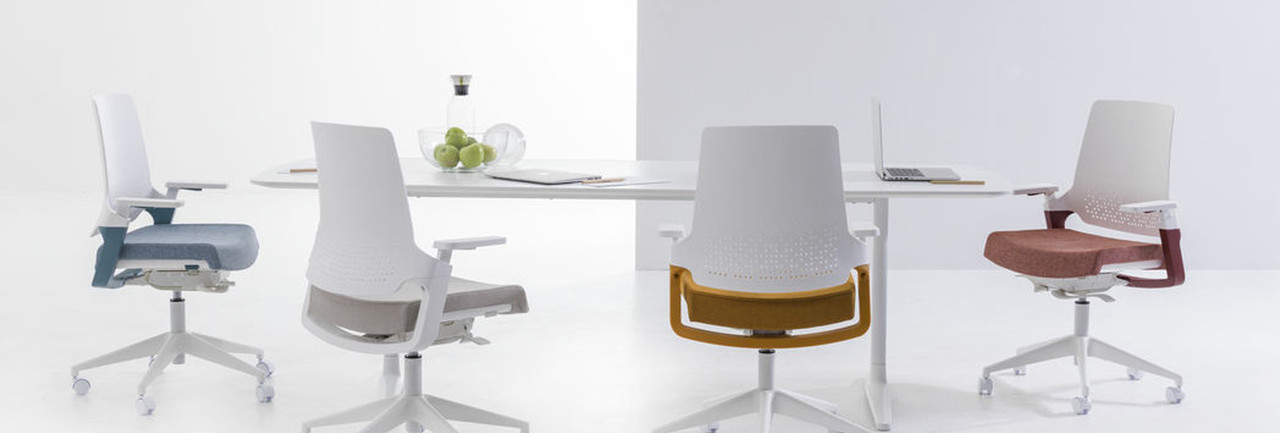 The Cavaletti Leef Office Chair placed in a sky-rise contemporary office with a panoramic view