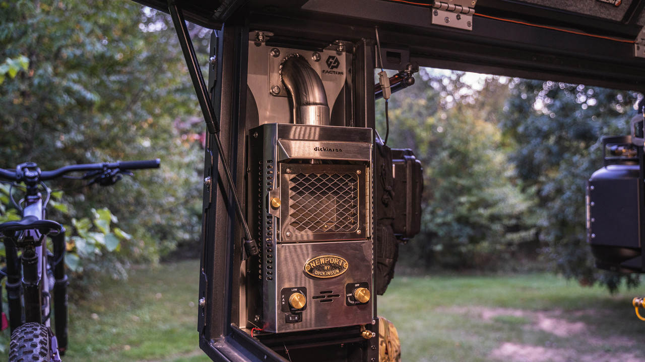 AluCabin Dickinson P9000 Fireplace Mounting Bracket and Chimney Kit