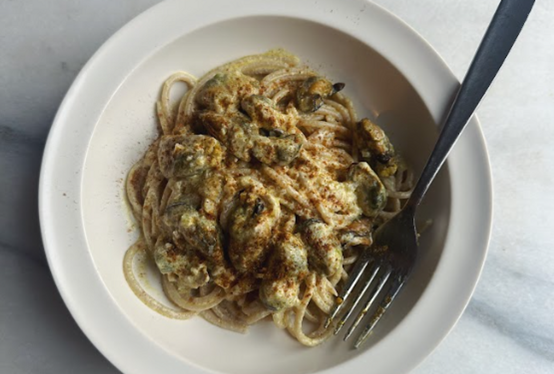 Garlic Cream Spaghetti with Mussels in Curry 
