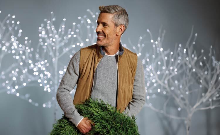 Model with wreath
