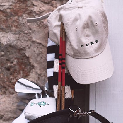 Golf bag with clubs and alignment sticks sticking out the top