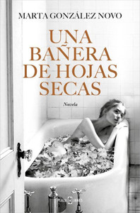 Una Bañera Con Hojas Secas