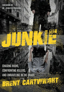 Undercover Junkie: Chasing Highs, Confronting Killers, and Unraveling in the Chaos - (Hardback or Cased Book)