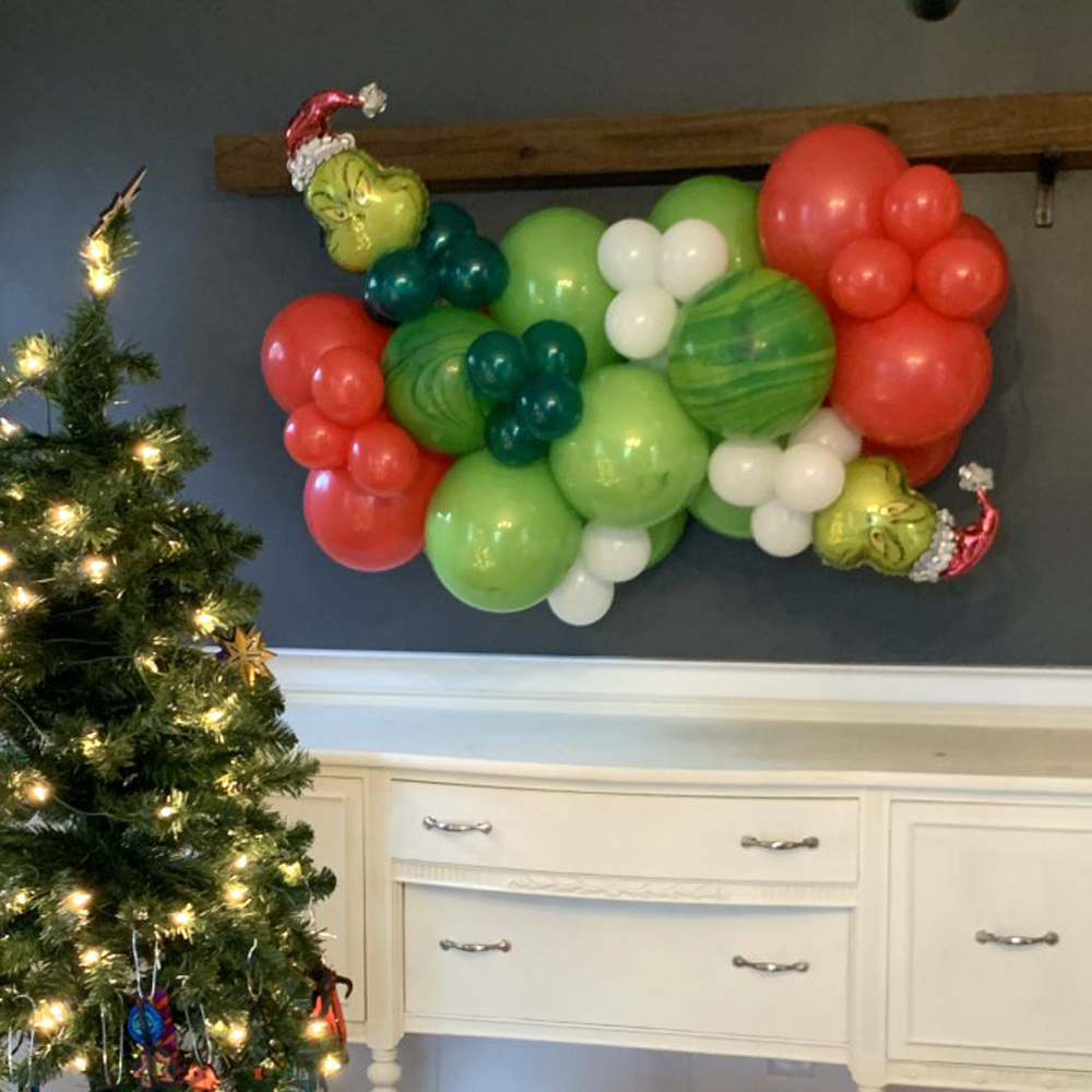 balloon-garland-and-xmas-tree.jpg