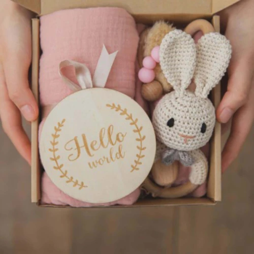 Discover the perfect Newborn Gift Box - Pink from embé®, a thoughtfully curated selection designed to delight new parents and their little ones.