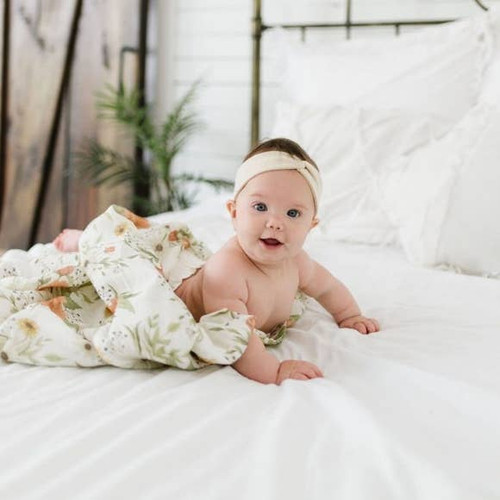 Wrap your little one in the gentle embrace of the Swaddle Spring Blossom Charcoal Gray.