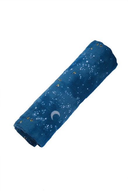 Introduce your little one to serene slumber with the Malabar Baby Organic Swaddle in the enchanting "Starry Night" design.