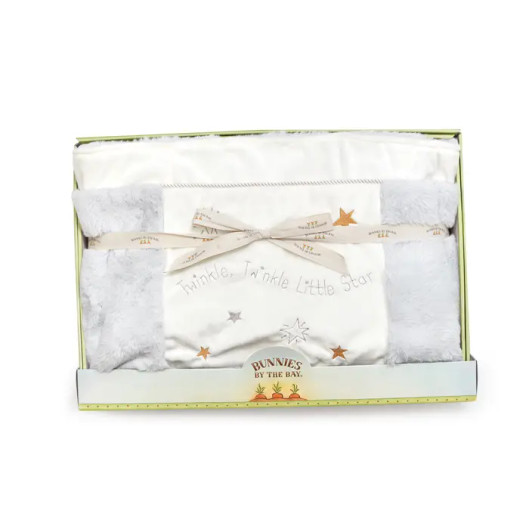 The Little Star Quilt features a classic design, sure to become a cherished heirloom. Its lightweight construction makes it ideal for year-round use, providing warmth and comfort without overheating.