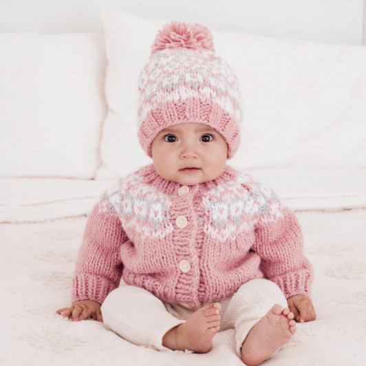 Crafted with comfort in mind, this Huggalugs beanie features a timeless Fair Isle design. The soft, high-quality knit ensures a cozy and gentle fit for delicate skin.