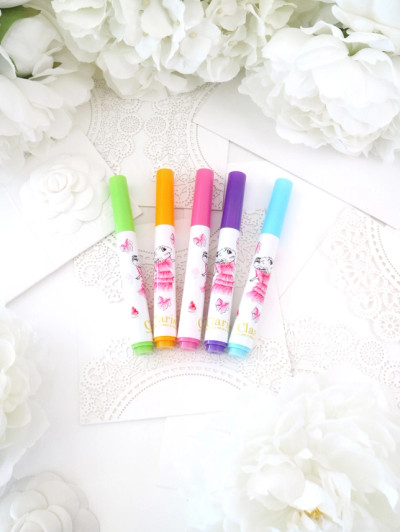 Bring home Claris the Mouse, the charming character loved by children everywhere. This vibrant marker set is perfect for little hands, encouraging hours of colorful fun.